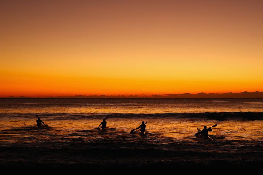 L&#39;allenamento al tramonto di alcuni canoisti a Manly Beach, Sydney, Australia. Da cartolina (Getty Images)
